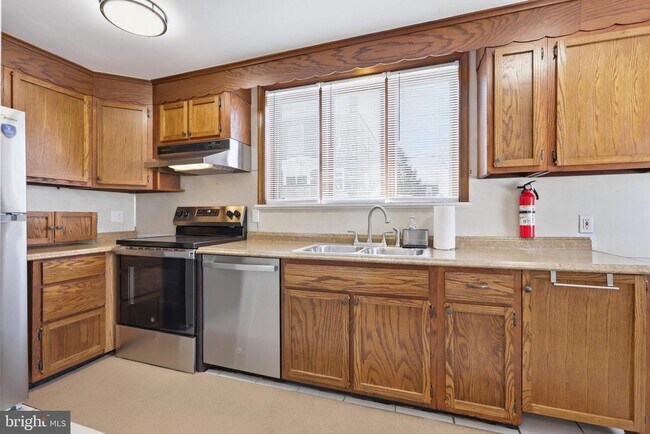 Building Photo - 271 W Wyncliffe Ave