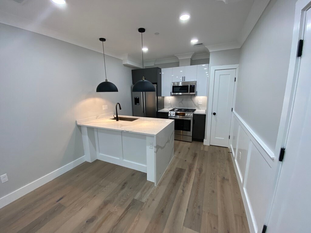 Building Photo - 301 Somerville Ave