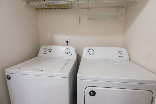 Building Photo - Amazing 2 bedroom 2.5 bathroom townhouse i...