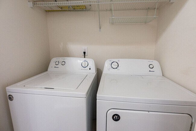 Building Photo - Amazing 2 bedroom 2.5 bathroom townhouse in NW Greensboro Keswick Place. Lawn care included.