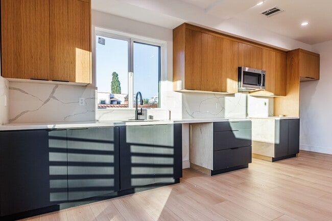 Building Photo - 1656 S Hayworth Ave