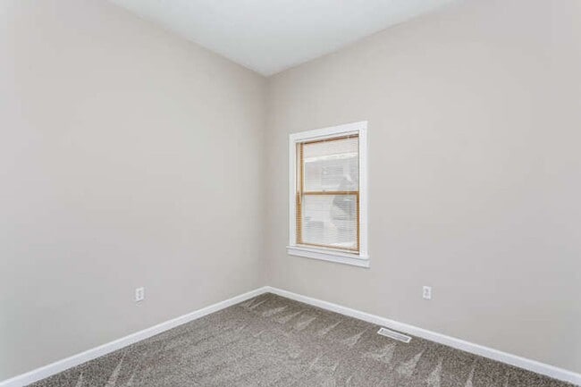 Building Photo - 3 Bedroom 2 bath home with garage in a prime location!