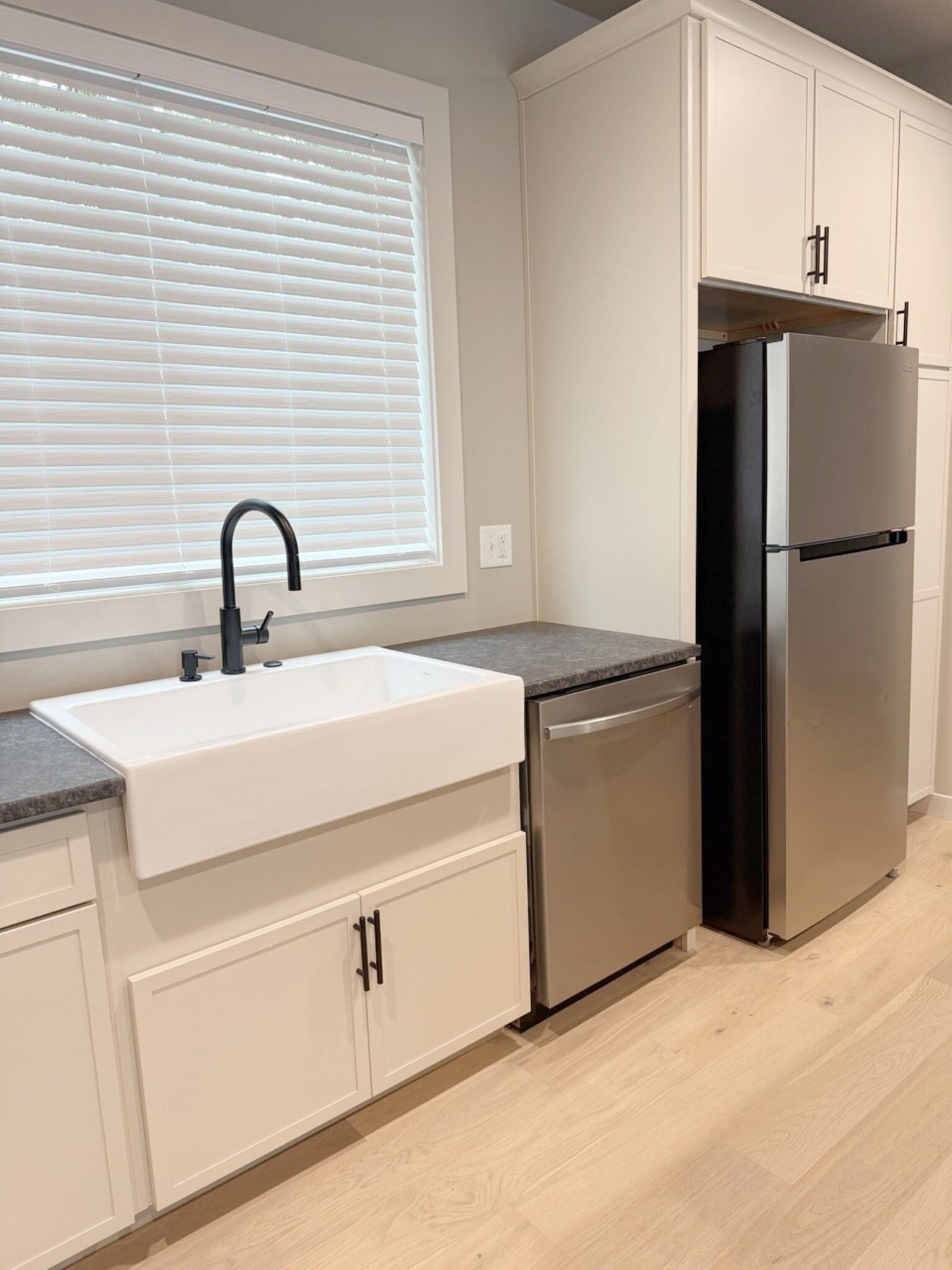 FARM SINK - 104 Textile Ct