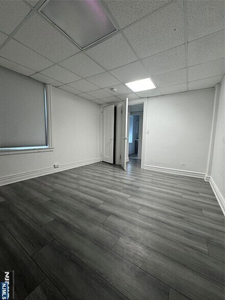 Building Photo - 250 Broad Ave