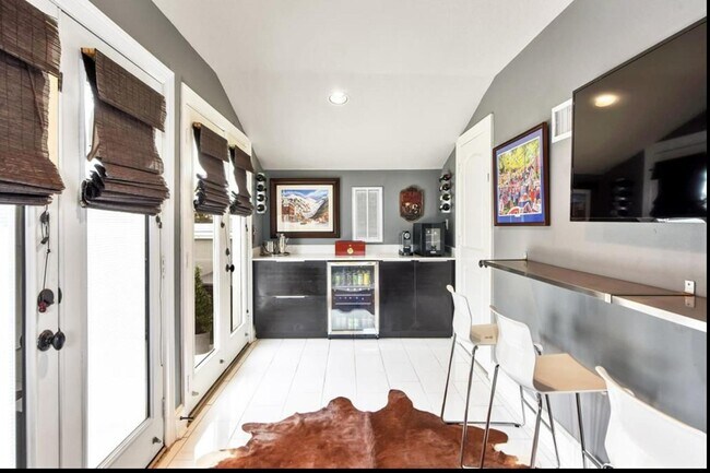 Building Photo - 5307 Lillian St