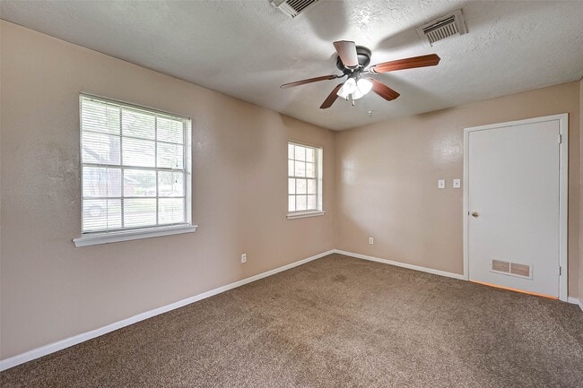 Building Photo - 4739 Parkland St