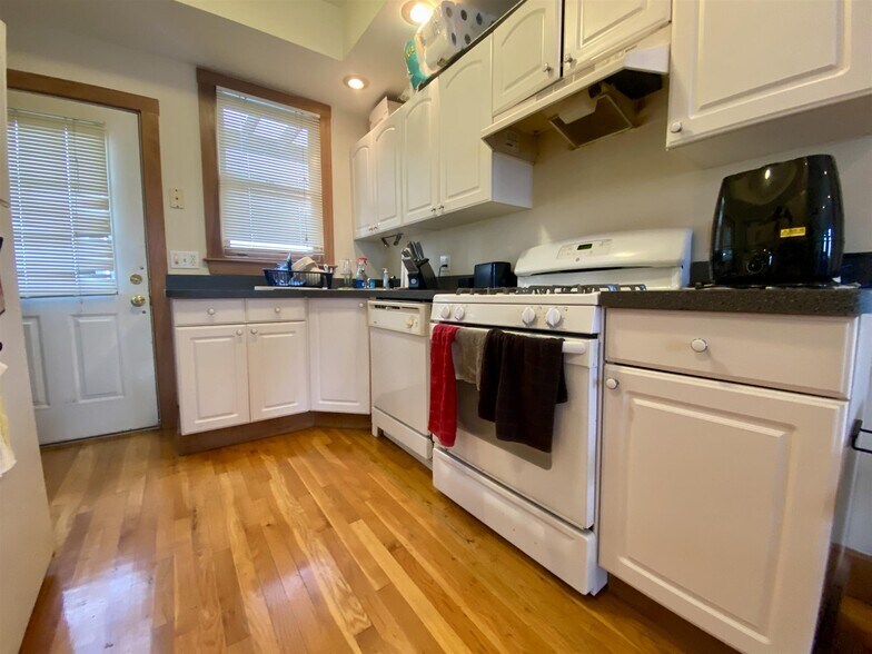 Building Photo - 359 Columbia St