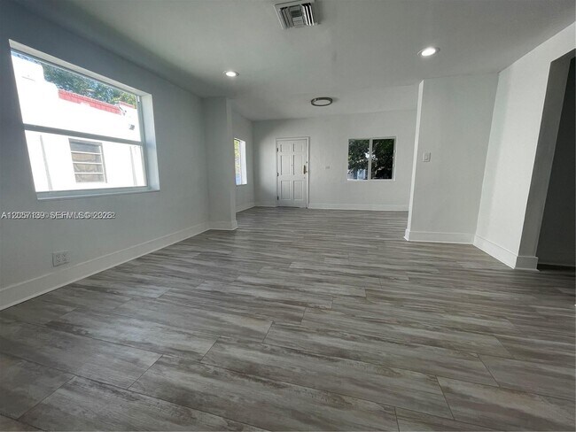 Building Photo - 1522 SW 10th St