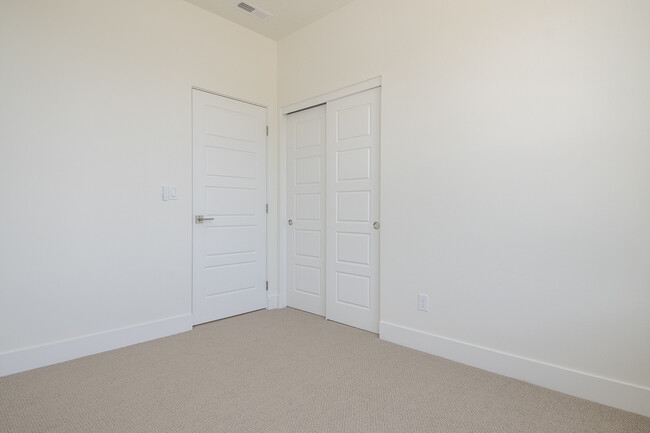 Building Photo - 516 Violets Cove Ln