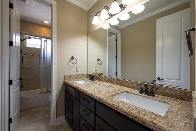 Building Photo - 106 Bella Luce