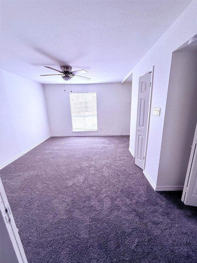 Building Photo - 5625 Antoine Dr