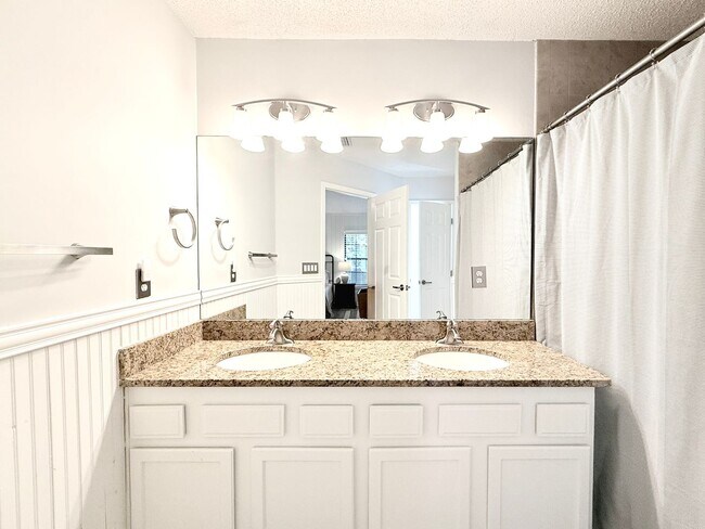 Building Photo - Stylish 4BR Home Minutes from Everything