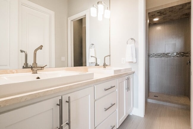 Building Photo - 2/2/1 Condo in Town Creek / Walk to Dos Rios / Fridge, Washer & Dryer Included / Balcony / NBISD