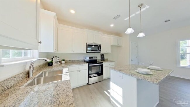 Building Photo - 2 bedroom in PENSACOLA FL 32501