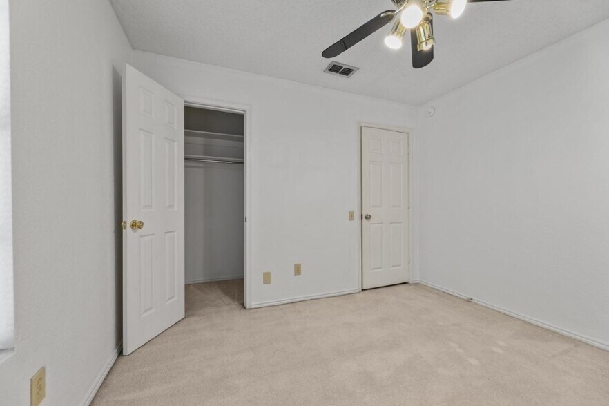 Building Photo - Stylish Fort Worth Home Near Chisholm Trail!