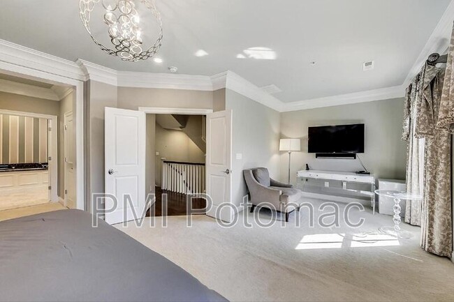 Building Photo - 10821 Symphony Park Dr