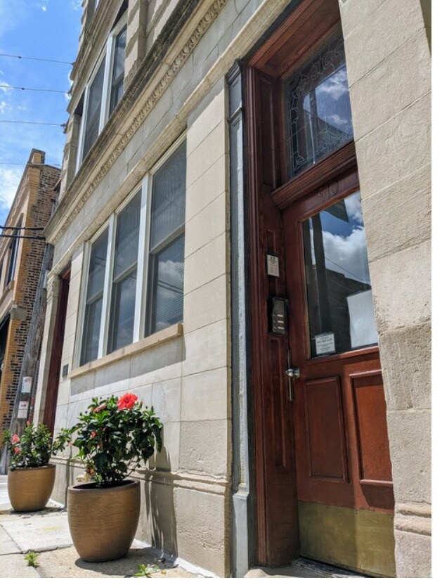 910 S. Loomis St - Building Entry - Harris Point Chicago