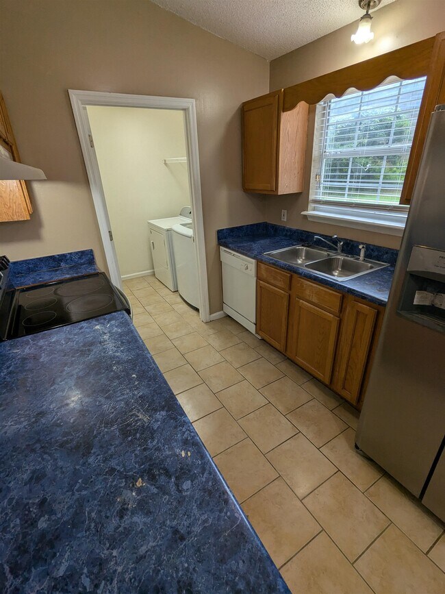Building Photo - 3100 Dunkeld Ct