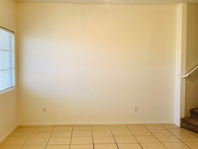 Building Photo - Charming 2Bed/3Bath/w/Garage, Home located in Summerlin