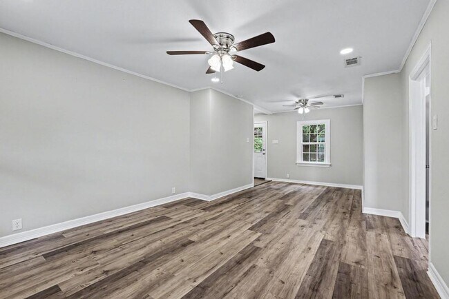 Building Photo - Cute & Clean Home with Large Fenced Yard Pet Friendly!
