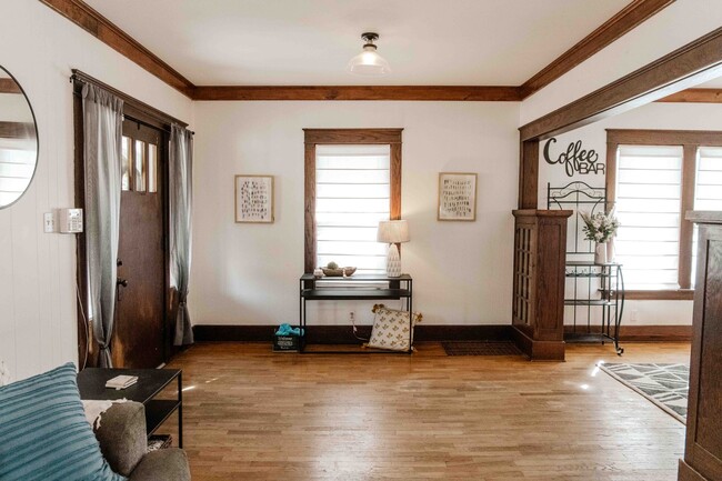 Building Photo - Charming 3 Bedroom Home with Hardwood Floo...