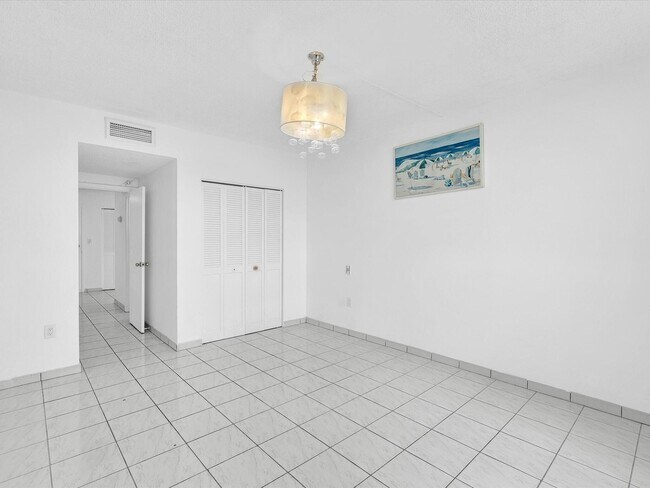Building Photo - 500 Bayview Dr