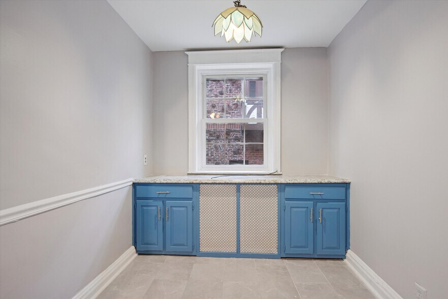 Building Photo - 8237 Brookside Rd