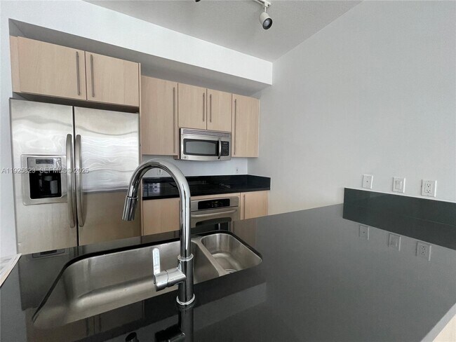 Building Photo - 1111 SW 1st Ave