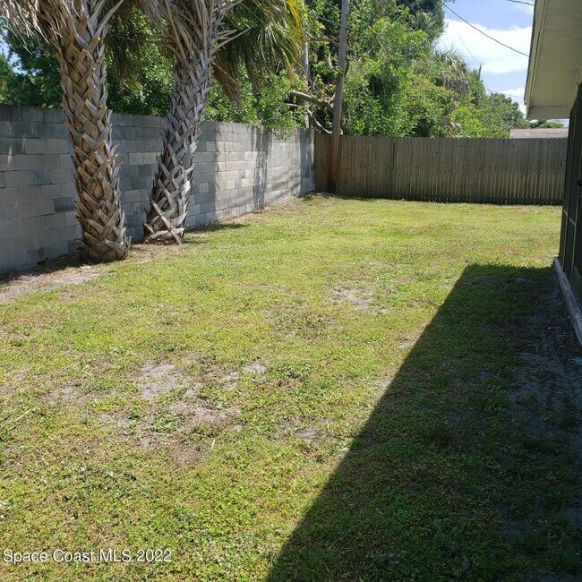 Building Photo - 990 Butia St