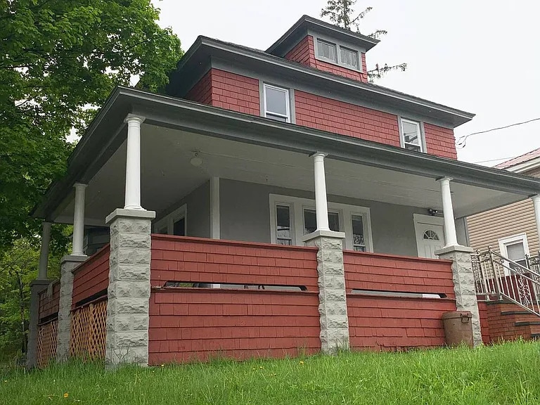 Primary Photo - 38 Lake St