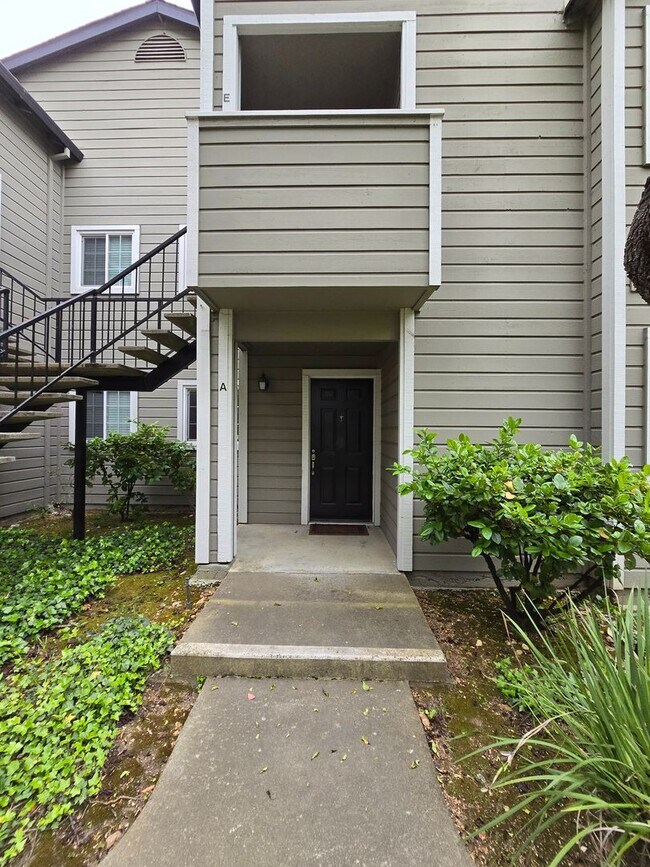 Building Photo - Remodeled Lower Level Condo in Oakland, CA...