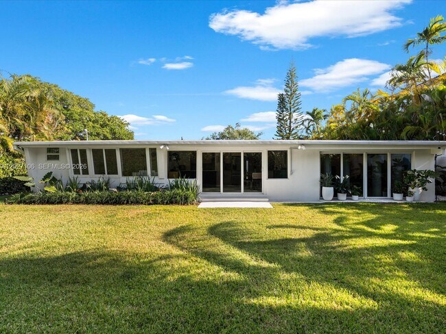 Building Photo - 1945 Alamanda Dr
