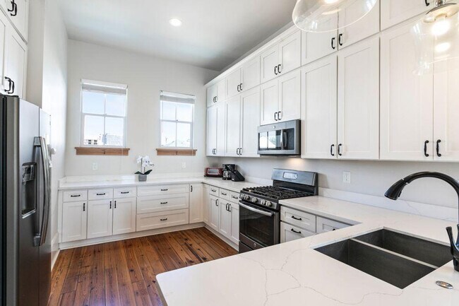 Building Photo - 1721 Terpsichore St