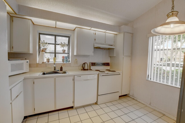 Building Photo - 8089 Springtree Rd