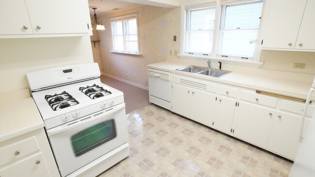 Building Photo - 1229 Middlebury Ln