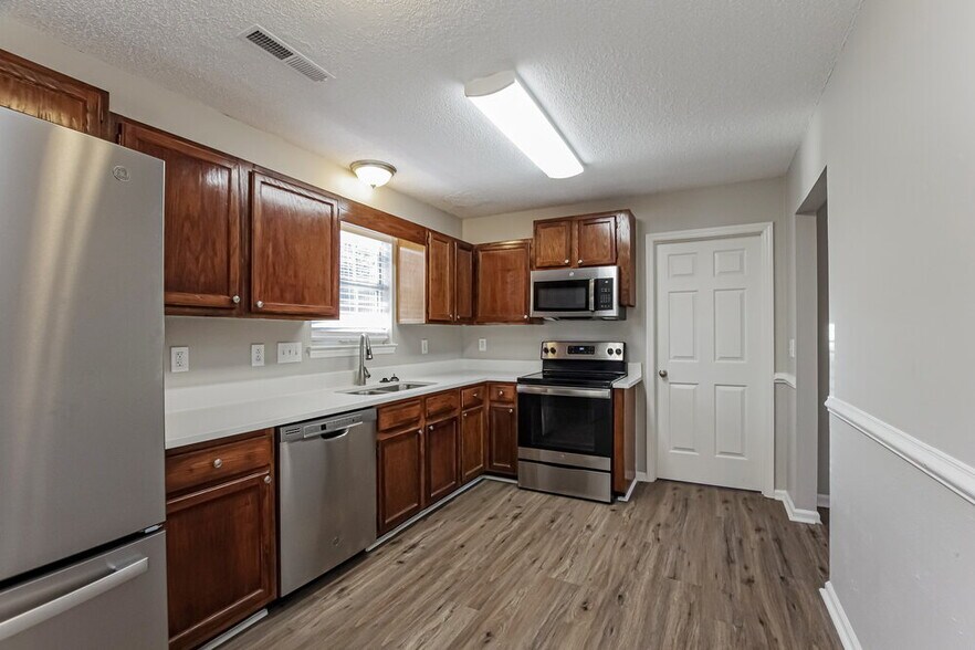 Building Photo - 4817 Farmview Dr