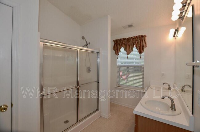 Building Photo - 2011 Oakbriar Cir
