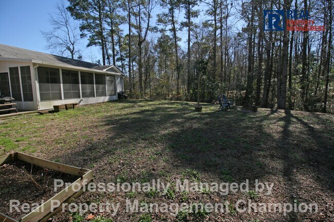 Building Photo - 3 BD/2 BA Home with Fenced Yard & Attached Garage
