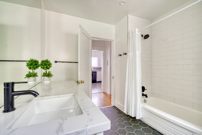 Building Photo - 2036-2038-2038 SE Morrison St