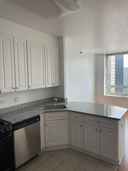 Building Photo - 33 W Ontario St