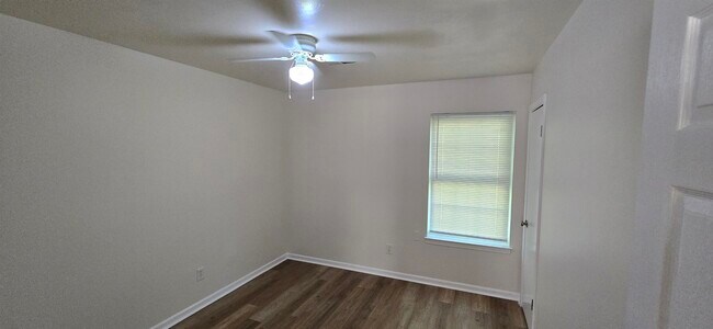 Building Photo - 5200 Broken Oak Dr