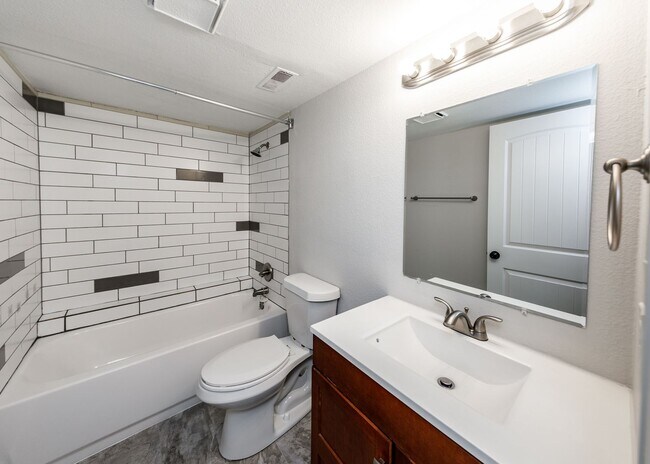 Building Photo - Lovely End Unit 2 Bed Condo, Centrally Located