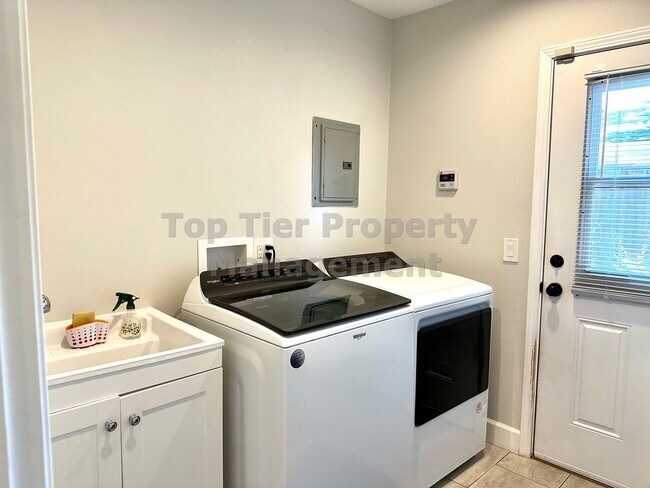 Building Photo - Beautifully updated 3 Bed / 2 Bath / 1,584...