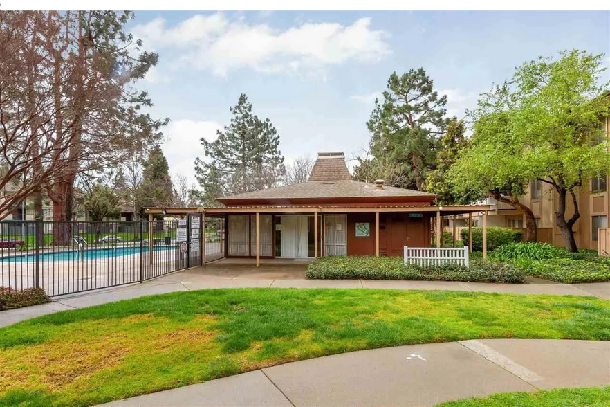 Building Photo - 38455 Bronson St