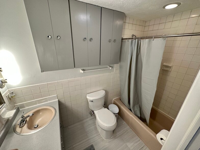 Building Photo - 160 Sunset Dr