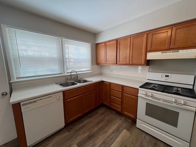 Building Photo - Adorable 2 Bedroom Home Available in Overland!