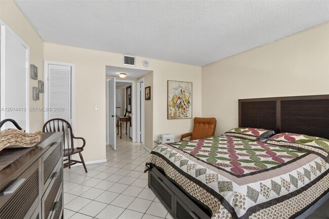Building Photo - 1817 S Ocean Dr