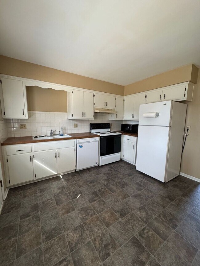 Building Photo - Comfort & Convenience in Shawnee – 3BR Duplex Coming Soon!