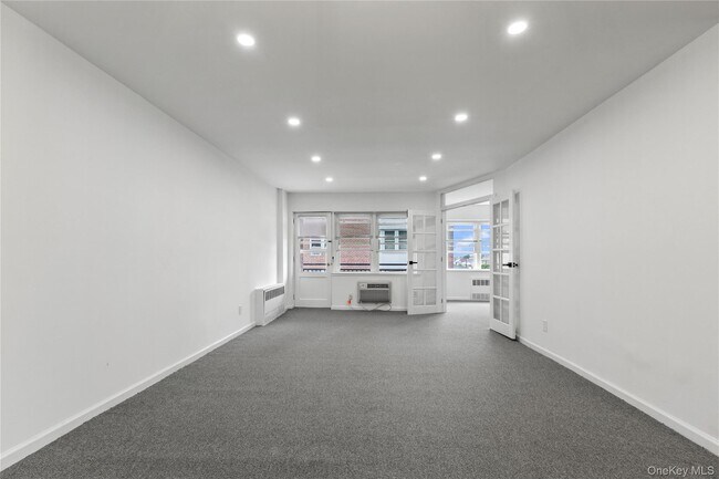 Building Photo - 740 E Broadway