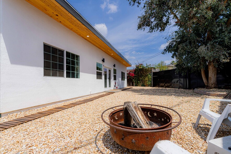 Building Photo - 9338 Langdon Ave